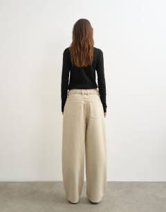 Model wearing Dillan baggy low rise jean in winter oat