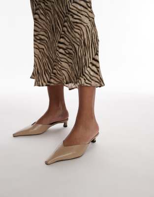  Dolly closed toe heels in taupe