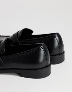 Model wearing Dominic ruched loafer in black