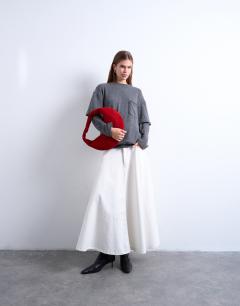 Model wearing Double layered pocket t-shirt in charcoal grey