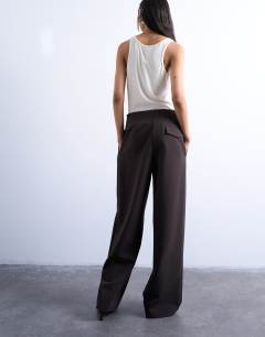 Model wearing Double pleat suit trouser in brown