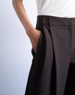 Model wearing Double pleat suit trouser in brown