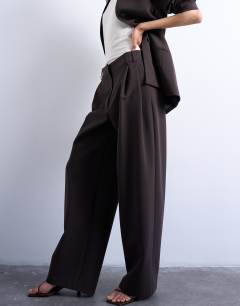 Model wearing Double pleat suit trouser in brown