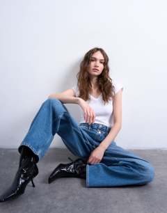 Model wearing Double waistband column jean in vintage blue