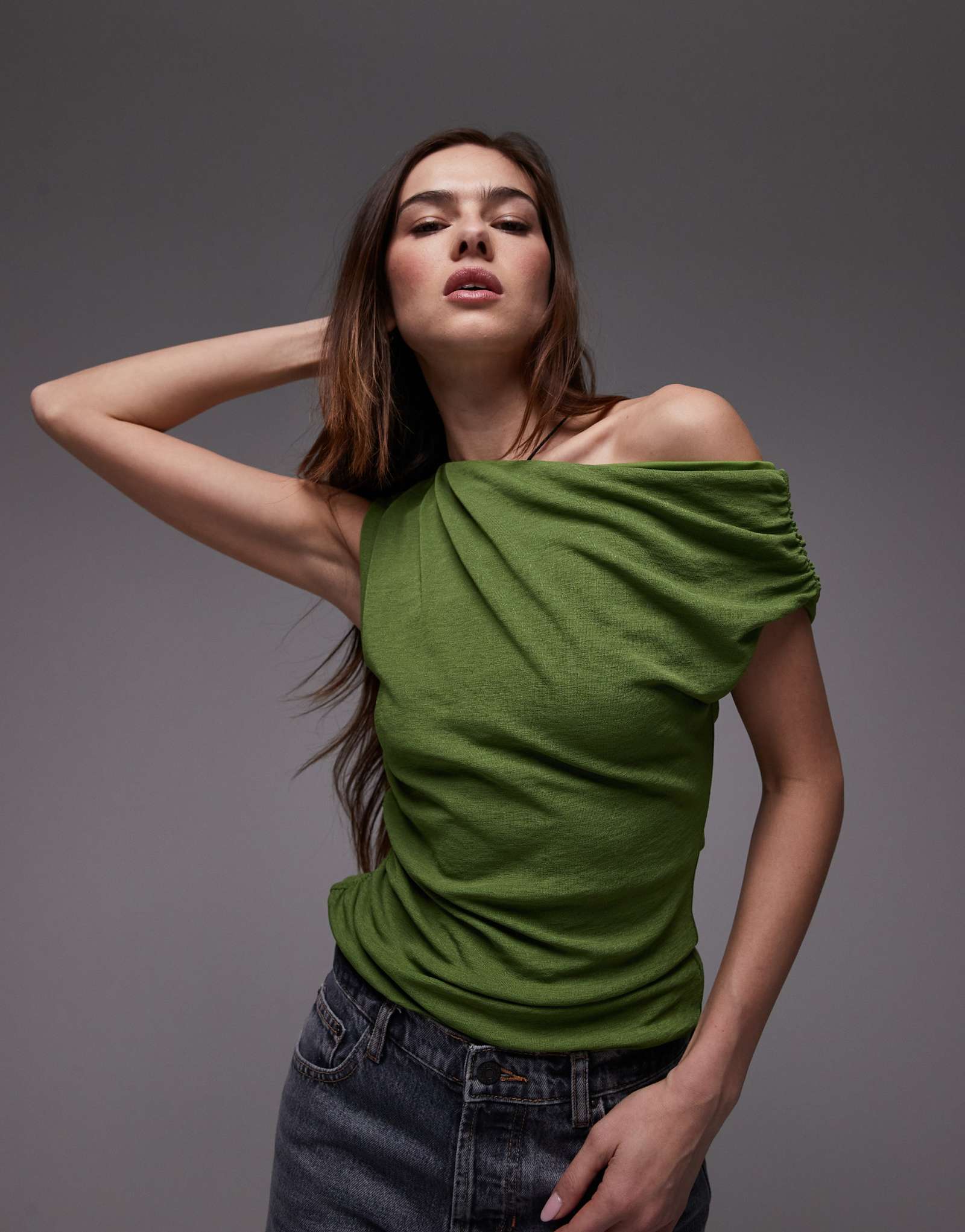 Асимметричный топ с драпировкой на плечах от Topshop зеленого цвета