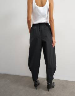 Model wearing Drawcord techy balloon trousers in black