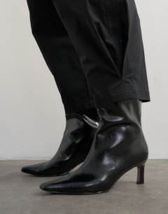 Model wearing Drawcord techy balloon trousers in black