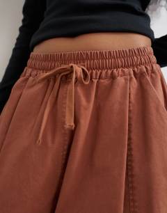 Model wearing Drawcord techy balloon trousers in rust
