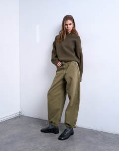 Model wearing Drawstring waist balloon trousers in khaki