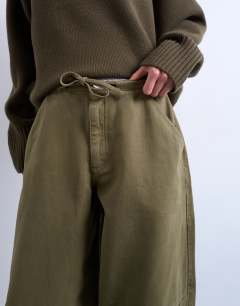Model wearing Drawstring waist balloon trousers in khaki