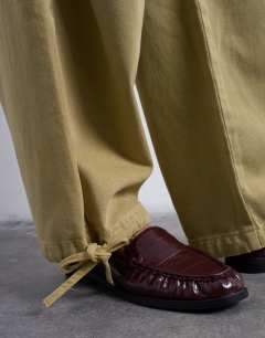 Model wearing Drawstring waist balloon trousers in sand