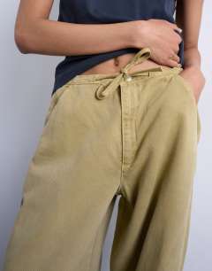 Model wearing Drawstring waist balloon trousers in sand