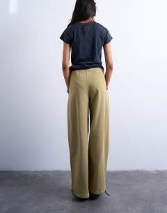 Model wearing Drawstring waist balloon trousers in sand