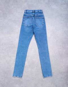 Model wearing Dree high rise slim straight leg jean in mid blue