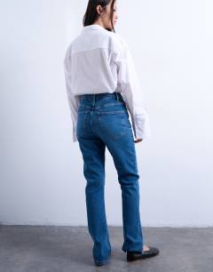 Model wearing Dree high rise slim straight leg jean invintage blue