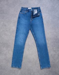 Model wearing Dree high rise slim straight leg jean invintage blue