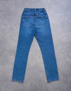 Model wearing Dree high rise slim straight leg jean invintage blue