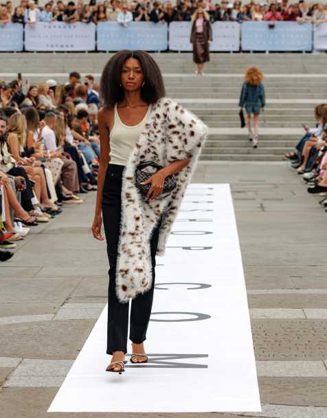 Topshop – Dree – Svarta, raka jeans med slim fit och hög midja - view 1