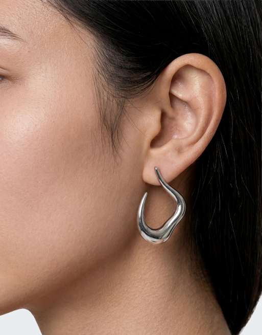Topshop - Drew - Sølvfarvede vandtætte asymmetriske hoop-øreringe, 2 af 4
