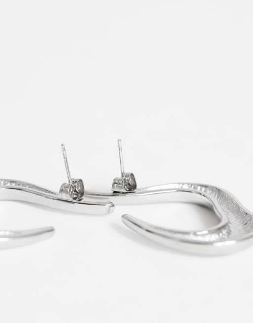 Topshop - Drew - Sølvfarvede vandtætte asymmetriske hoop-øreringe, 4 af 4