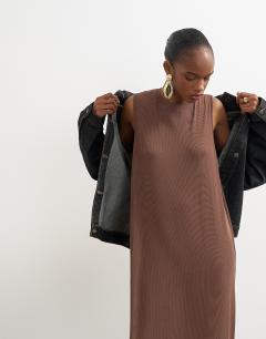 Model wearing Drop armhole rib maxi dress in chocolate brown