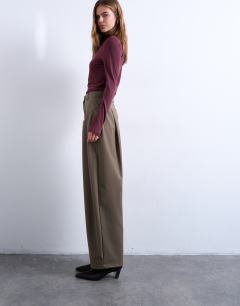 Model wearing Dropped waist balloon trouser in camel