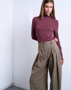 Model wearing Dropped waist balloon trouser in camel