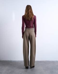 Model wearing Dropped waist balloon trouser in camel
