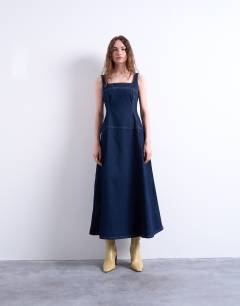 Model wearing Dropped waist structured denim midi dress in rinse
