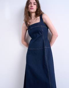 Model wearing Dropped waist structured denim midi dress in rinse