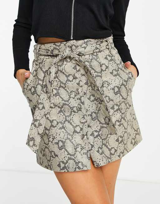 Topshop – Durchgeknöpfter PU-Rock in Nude mit Gürtel und Schlangenmuster