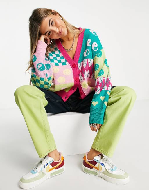 Topshop – Dzianinowy kardigan w kolorowy wzór w serca i ying yang