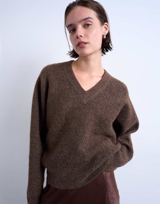 Topshop – Dzianinowy sweter w kolorze brązowym z zabudowanym dekoltem w kształcie litery V i poziomym ściegiem