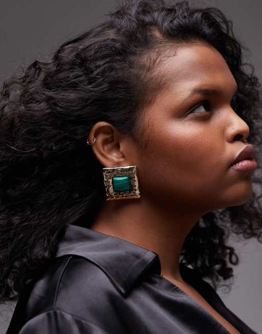 Topshop - Edie - Boucles d'oreilles carrées effet martelé avec pierre verte - Doré