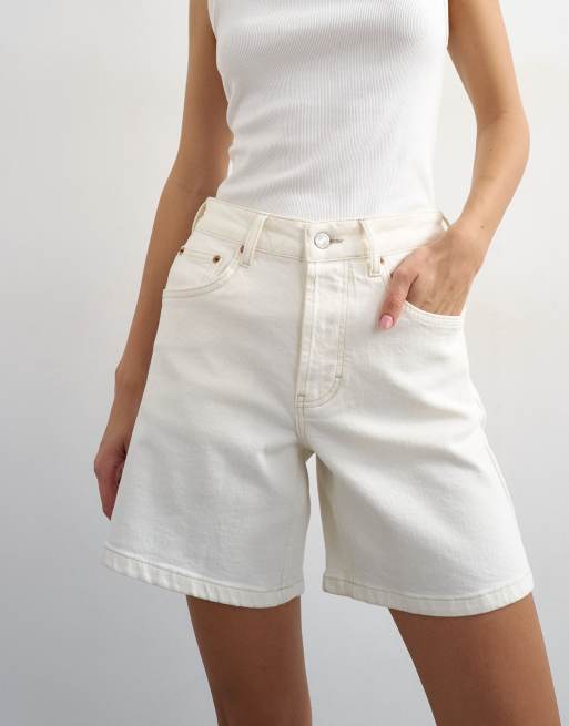 Topshop – Editor – Bequeme, elastische Jeans-Shorts in Knochenweiß, 3 von 5