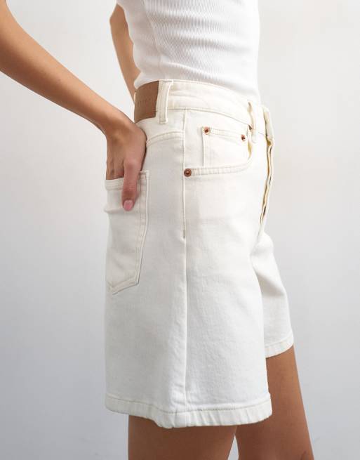 Topshop – Editor – Bequeme, elastische Jeans-Shorts in Knochenweiß, 4 von 5