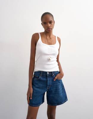 Topshop - Editor - Jeans-Shorts in kräftigem Blau