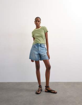 Topshop - Editor - Jeansshorts in Bleach-Waschung mit Zierrissen-Blau
