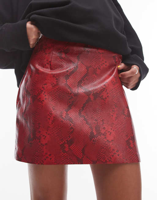 Topshop - Editor - Korte mini rok van imitatieleer met slangenprint in rood, 4 van 5