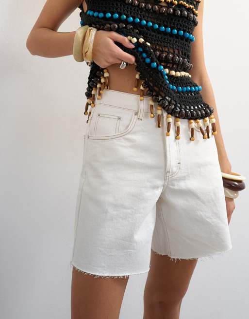 Topshop - Editor - Pantaloncini di jeans con fondo grezzo color osso, 2 di 5