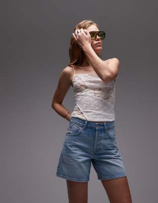 Topshop - Editor - Shorts aus Denim in ausgebleichter Optik-Blau