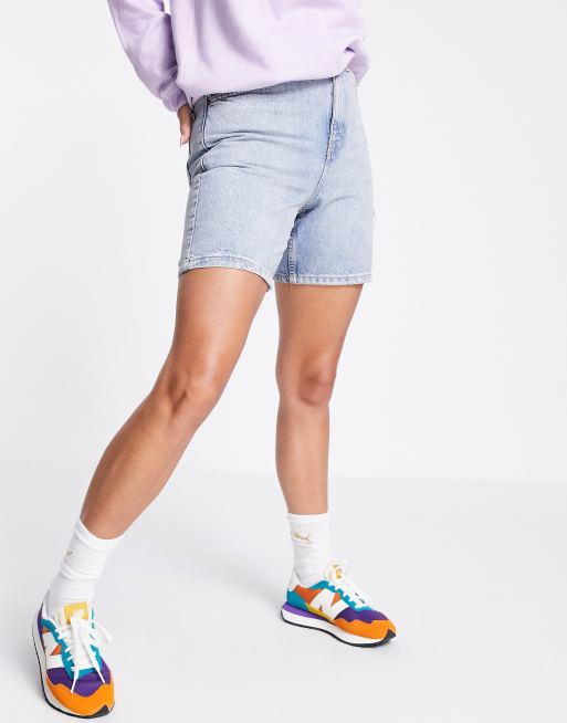 Topshop - Editor - Shorts i afbleget vask med flænge i siden