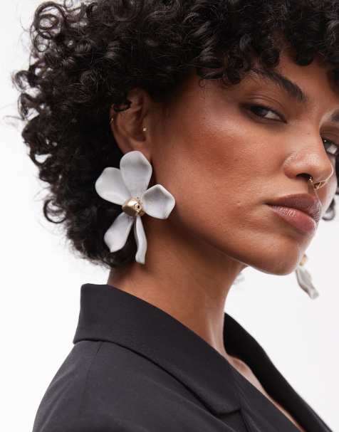 Topshop – Elaine – Statement-Ohrringe mit emaillierter Blumenverzierung in Weiß - view 1