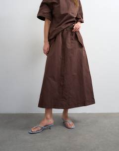Model wearing Elasticated waist woven maxi skirt in chocolate