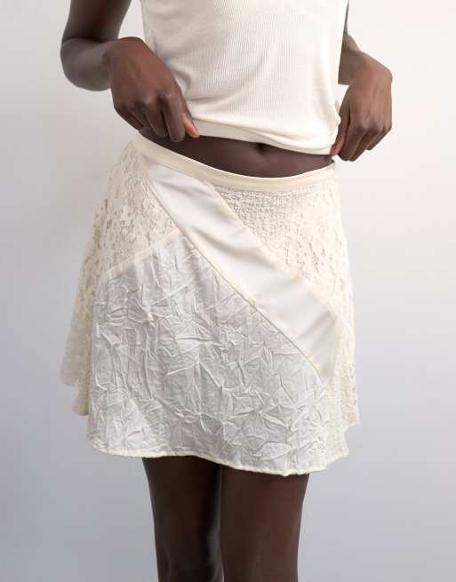 Topshop - Elfenbenshvid flagrende mininederdel i satin og andre materiale, 3 af 5