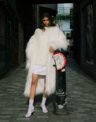 Topshop – Elfenbensvit, handstickad, fluffig tröja i oversize - view 1
