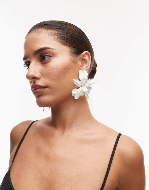 Topshop - Em - Hvide og iøjnefaldende øreringe med blomsterdesign