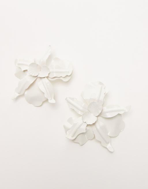Topshop – Em – Vita statement-örhängen med blommor, 2 av 3