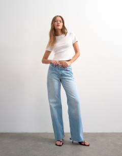Model wearing Ember low rise relaxed straight jean in bleach - LBLUE