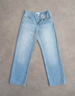 Model wearing Ember low rise relaxed straight jean in bleach - LBLUE